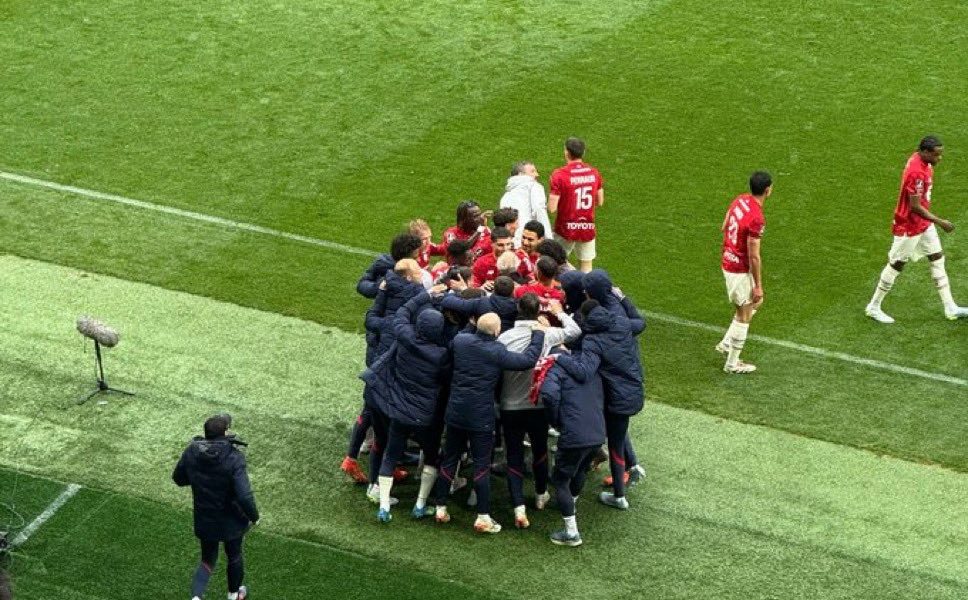 LOSC : bouleversant, tout le groupe entoure Genesio après le décès de son père