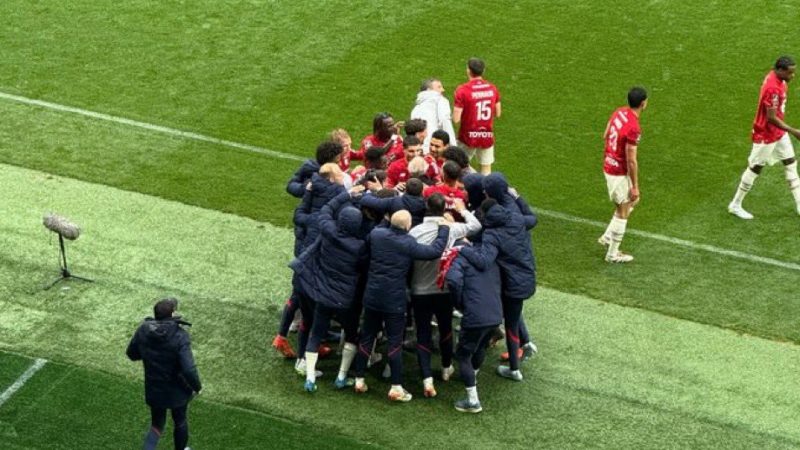 LOSC : bouleversant, tout le groupe entoure Genesio après le décès de son père