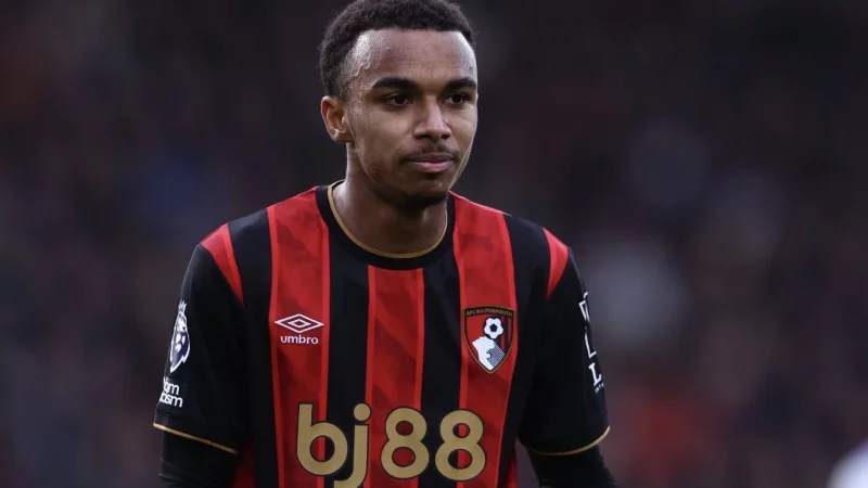 Mercato : Manchester United a envoyé des scouts observer Eli Junior Kroupi