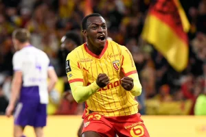 Ligue 1 : Lens renverse Toulouse 3-2 et garde la pression sur le PSG
